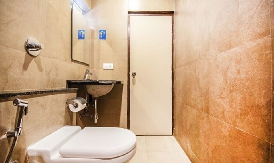 Luxury Suite | Bathroom | Shower, rainfall showerhead, free toiletries, towels