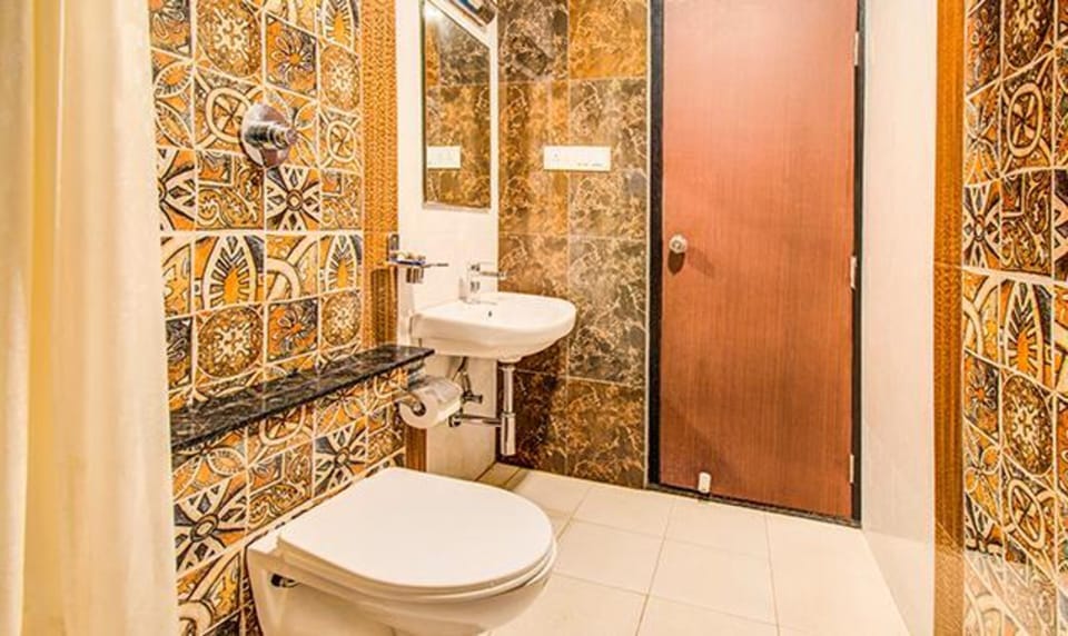 Deluxe Room | Bathroom | Shower, rainfall showerhead, free toiletries, towels