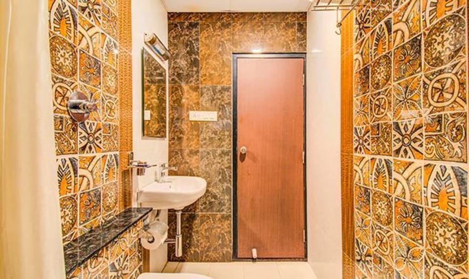 Premium Room | Bathroom | Shower, rainfall showerhead, free toiletries, towels