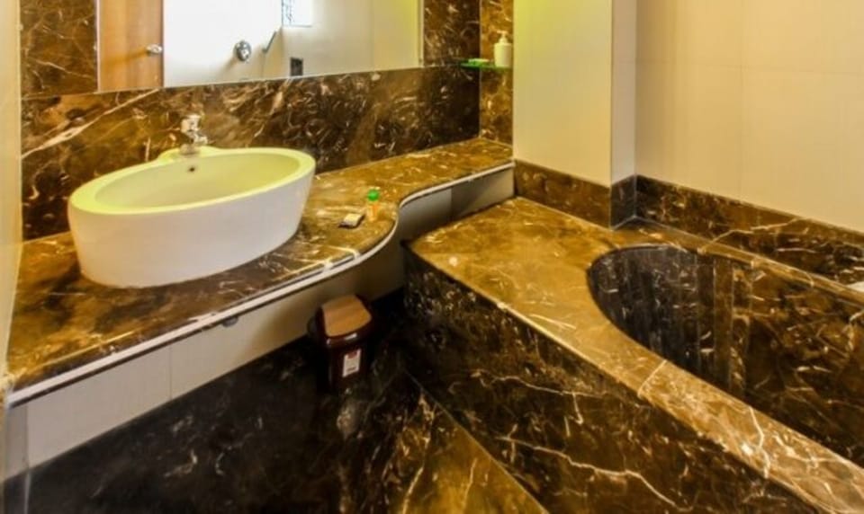 Shower, rainfall showerhead, free toiletries, towels