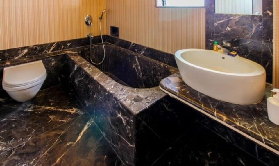 Deluxe Room | Bathroom | Shower, rainfall showerhead, free toiletries, towels
