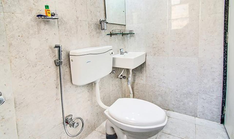 Shower, rainfall showerhead, free toiletries, towels