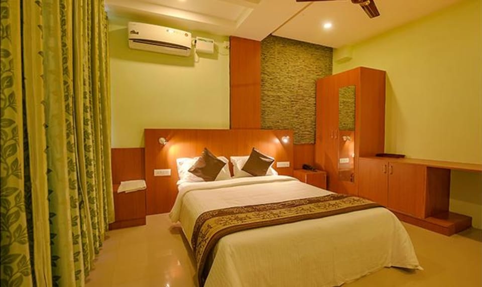 Egyptian cotton sheets, premium bedding, in-room safe, free WiFi