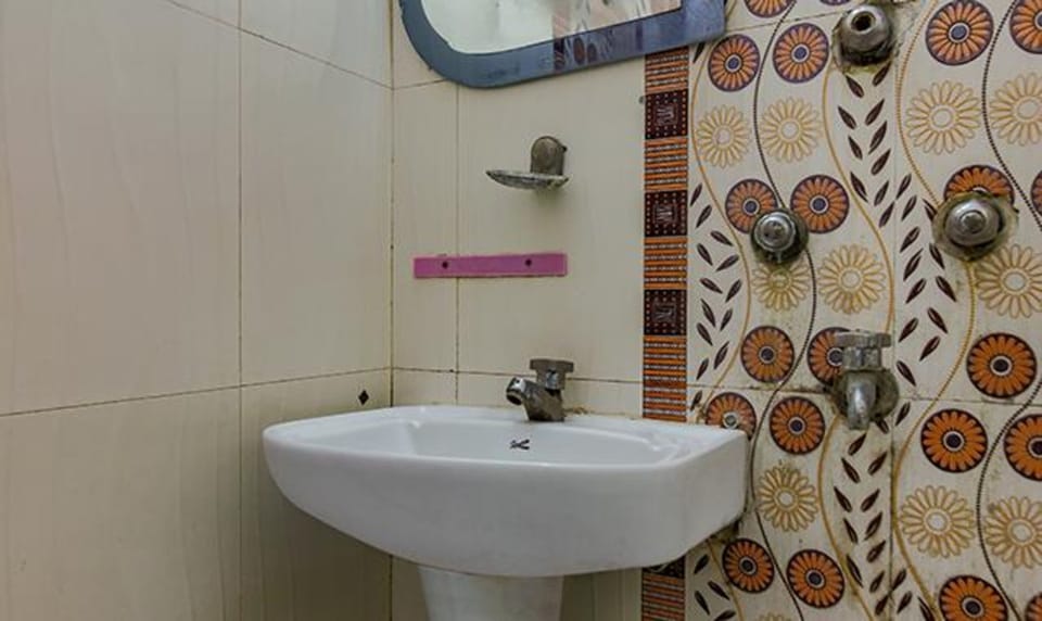 Shower, rainfall showerhead, free toiletries, towels