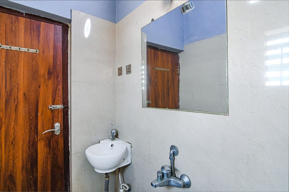 Shower, rainfall showerhead, free toiletries, towels