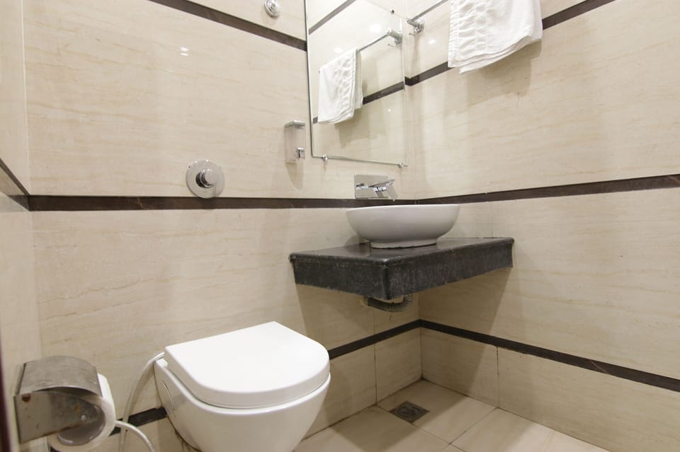 Shower, rainfall showerhead, free toiletries, towels