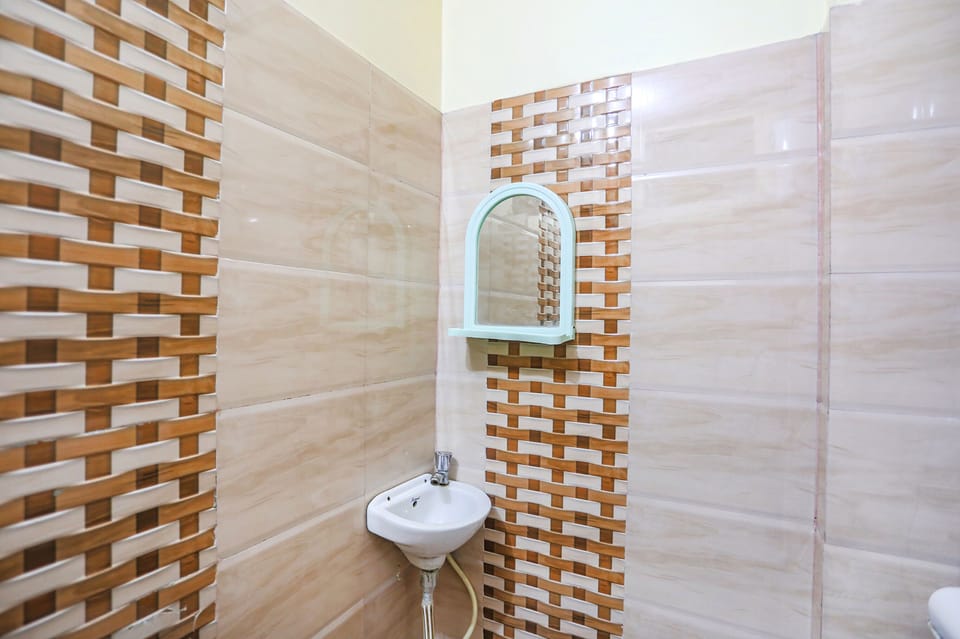 Deluxe Room | Bathroom | Shower, rainfall showerhead, free toiletries, towels