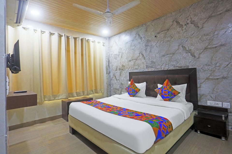 Deluxe Room | Egyptian cotton sheets, premium bedding, in-room safe, desk