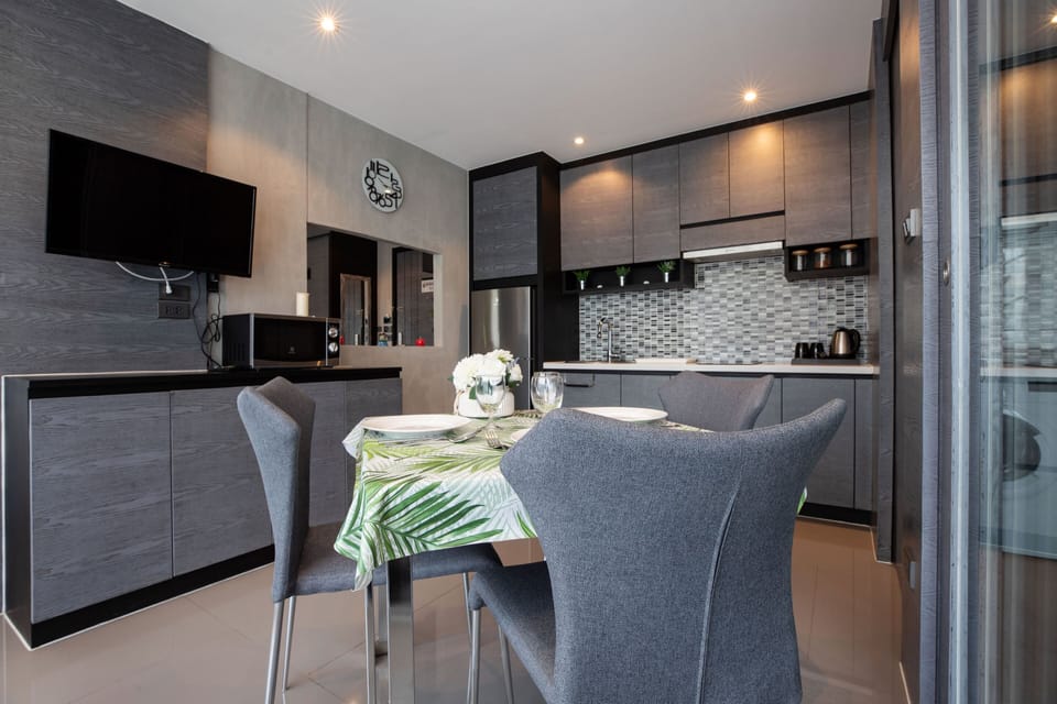 Deluxe Condo | In-room dining