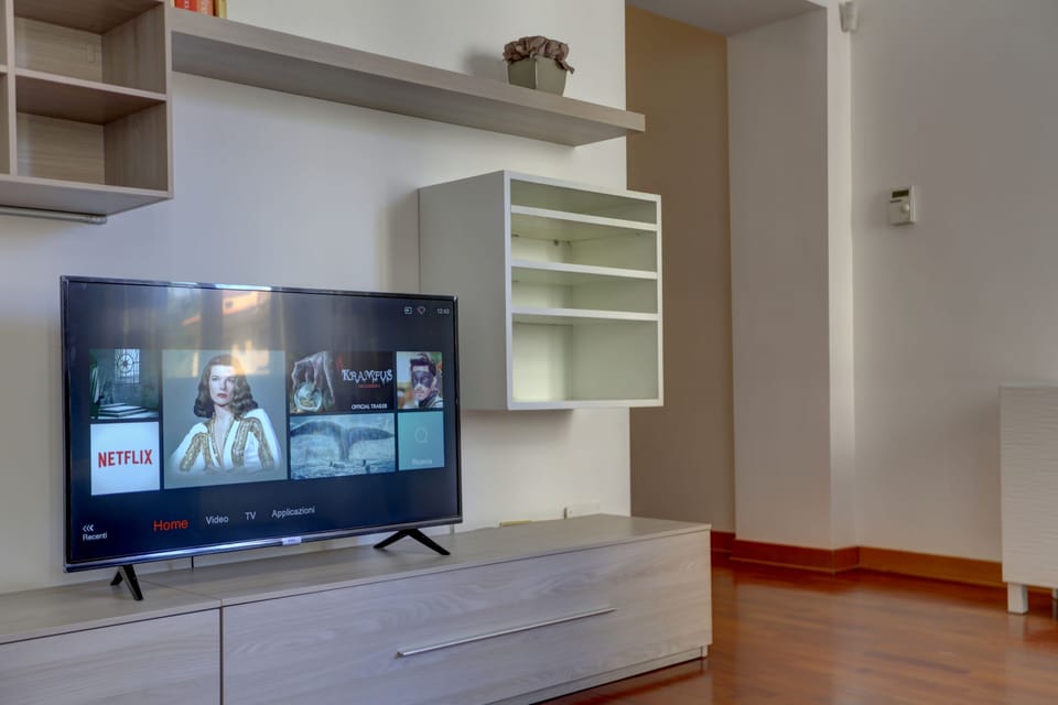 Deluxe Condo | Living room