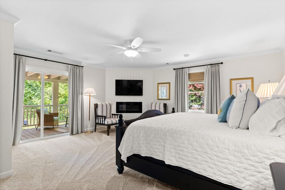 Upstairs King bedroom with bathroom - bedroom #5
