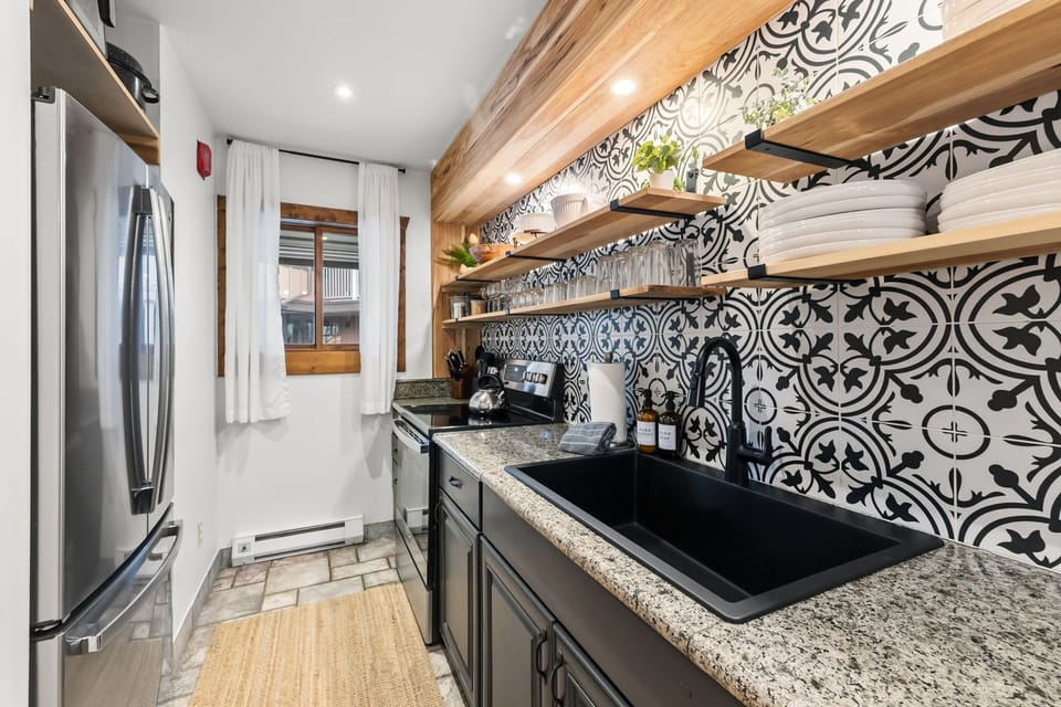 Open-Shelf Kitchen Style — Fully stocked with thoughtful extras you rarely find in rentals—because luxury is in the details. 🧂✨