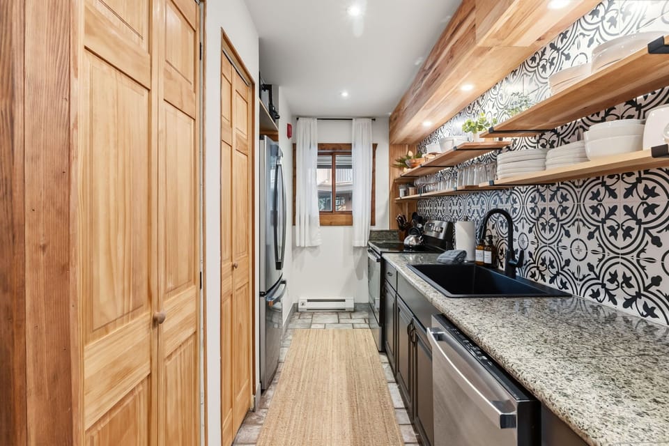 Gourmet Pantry Staples — Spices, oils, vinegar, butter, and more—arrive, unpack, and start living well immediately. 🧂✨