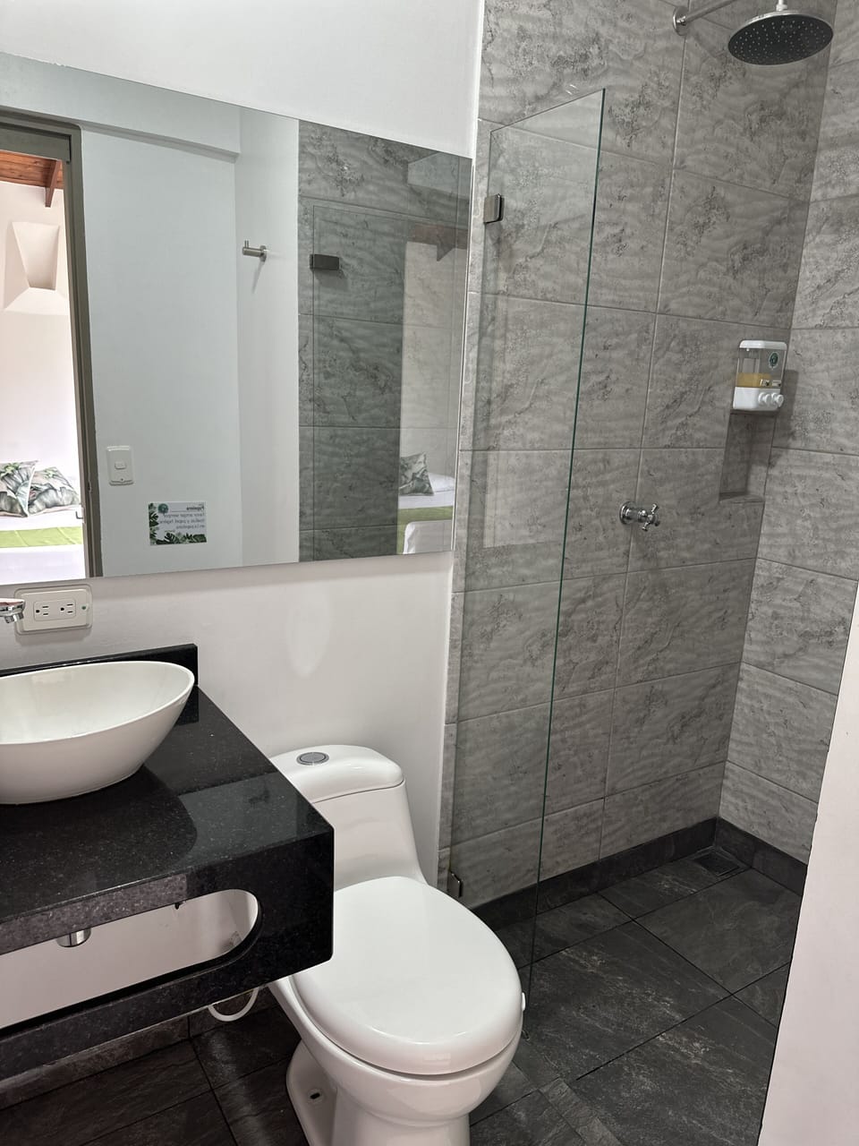 Standard Triple Room | Bathroom | Shower, towels