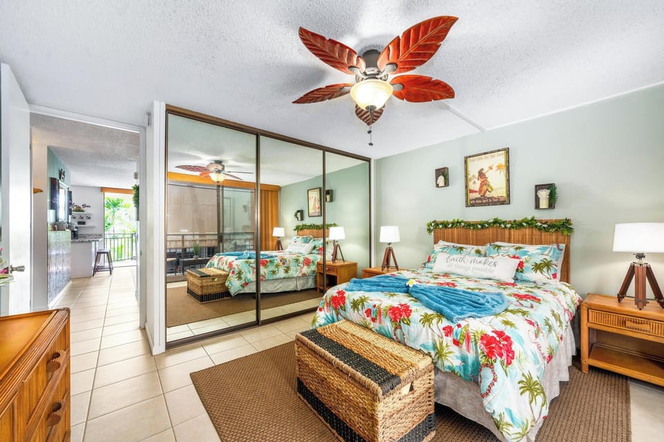 Bed room with Hawaii Features