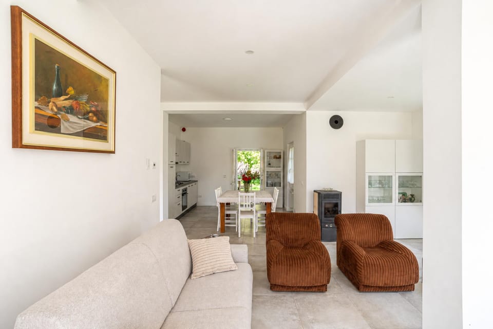 Family Apartment, 2 Bedrooms, 2 Bathrooms, Beachside (Casa Veligato 2) | Living area | Smart TV