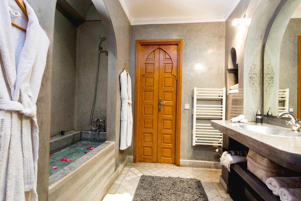 Premium Double or Twin Room, Private Bathroom (Perle) | Bathroom | Free toiletries, hair dryer, bathrobes, towels