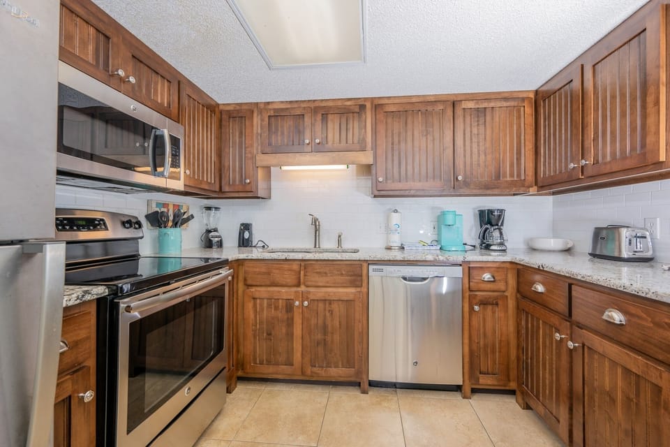 Condo, 2 Bedrooms | Private kitchen | Fridge, oven, coffee/tea maker
