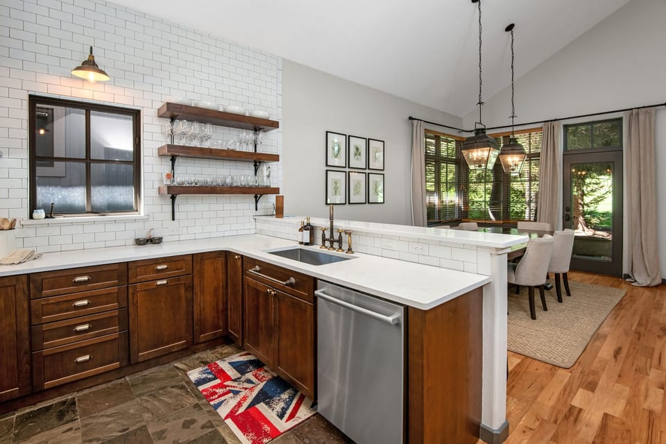 House, 4 Bedrooms | Private kitchen | Fridge, oven, coffee/tea maker, toaster