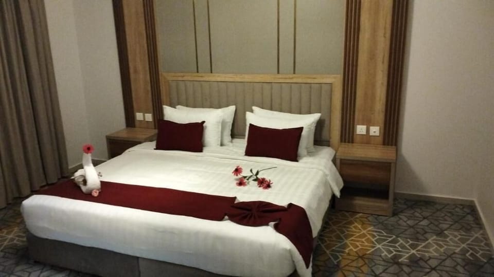 Deluxe Double Room | Minibar, iron/ironing board (on request), WiFi (free), bed sheets
