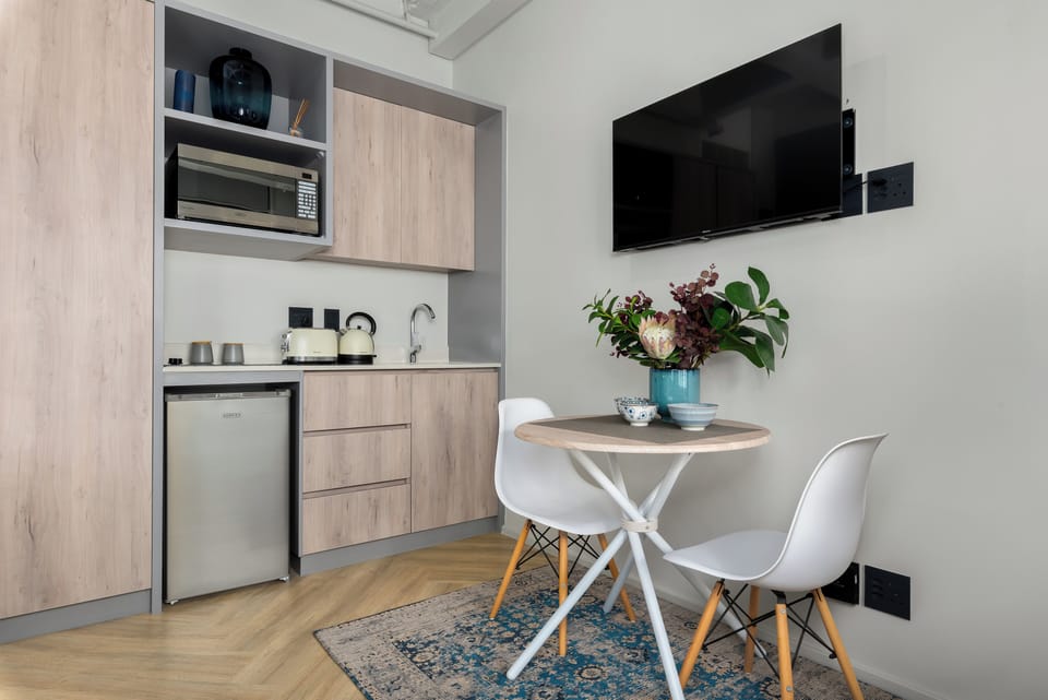 Classic Studio | Living area | 40-inch flat-screen TV with cable channels, Netflix, streaming services