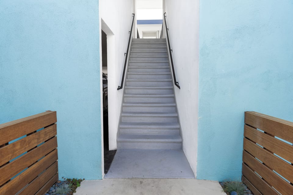 Stairs you'll need to take to get to the home. Once in the home, it's one floor.