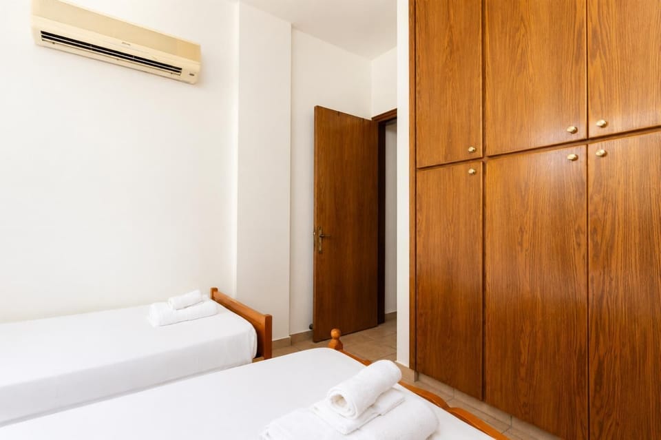 Twin bedroom with A/C