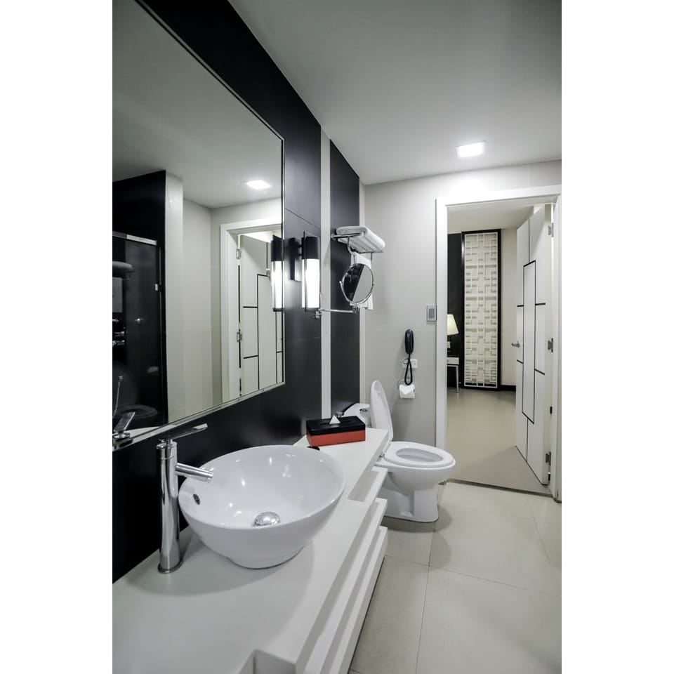 Divine Suite | Bathroom | Shower, free toiletries, hair dryer, bathrobes