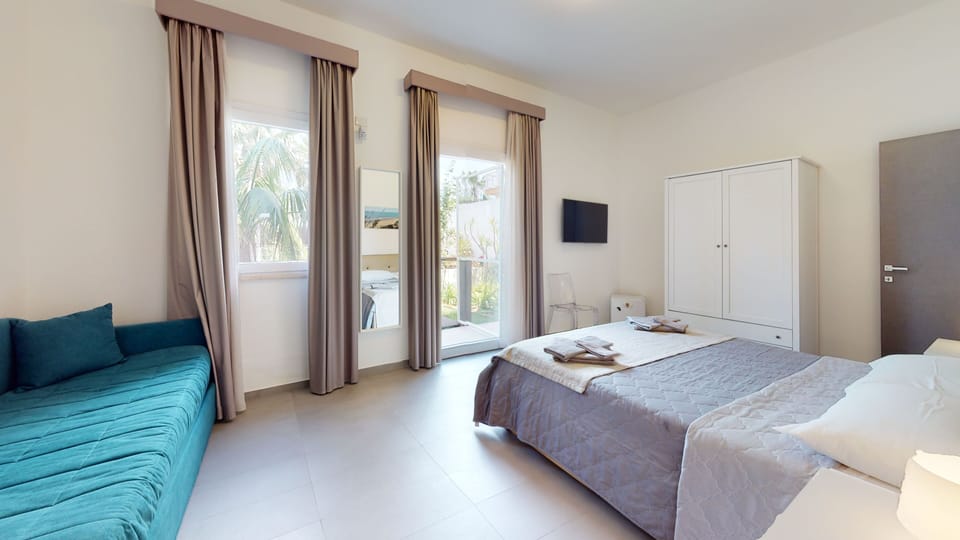 Comfort Room | Premium bedding, pillowtop beds, desk, laptop workspace