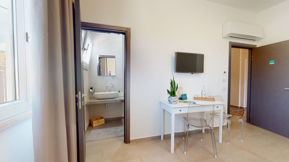 Basic Room | Premium bedding, pillowtop beds, desk, laptop workspace