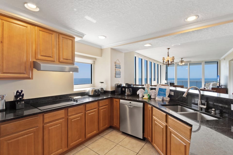 Signature Apartment, 4 Bedrooms, Balcony, Beach View | Private kitchen | Fridge, microwave, oven, stovetop