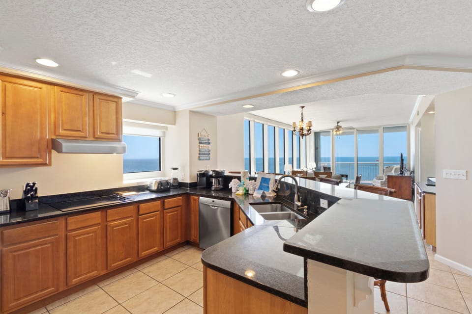 Signature Apartment, 4 Bedrooms, Balcony, Beach View | Private kitchen | Fridge, microwave, oven, stovetop
