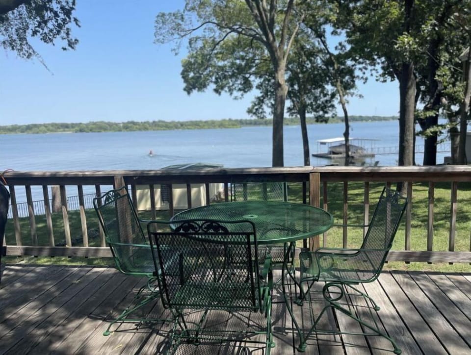 Table with 6 chairs