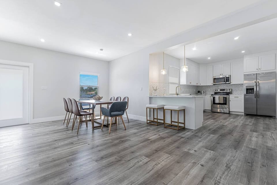 The dining table makes perfect for hosting dinner, in the open kitchen with two additional bar stools.
