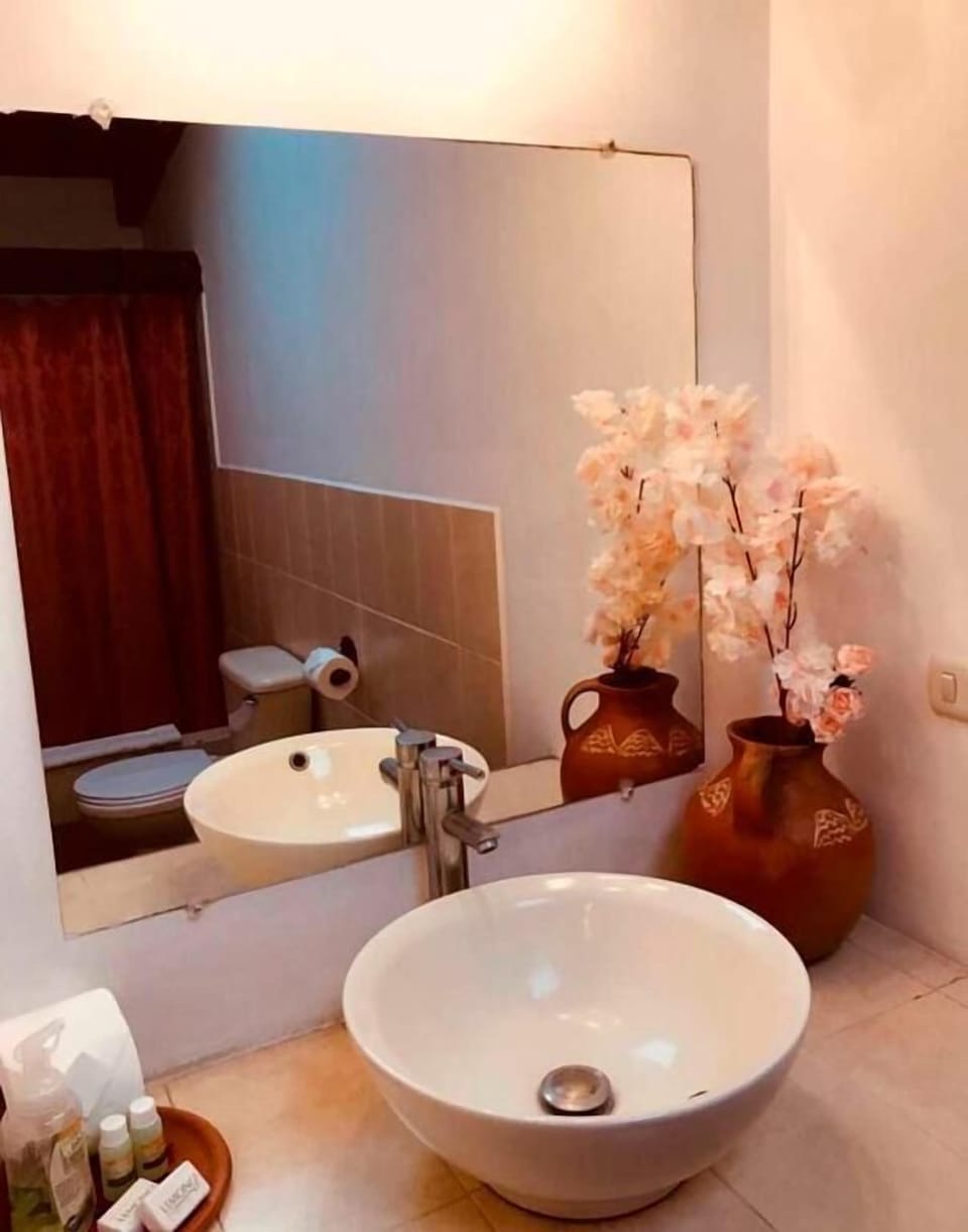 Standard Room | Bathroom | Free toiletries, hair dryer, towels