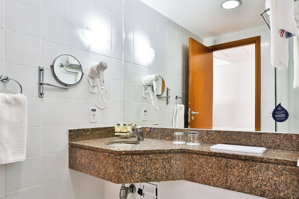 Deluxe Double Room, 1 Queen Bed | Bathroom | Shower, free toiletries, hair dryer, towels