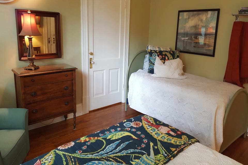 1st bedroom, queen & twin