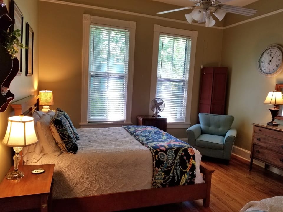 1st bedroom, queen & twin