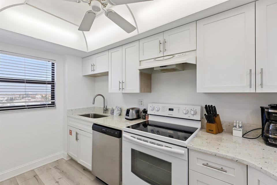 Clean & modern kitchen