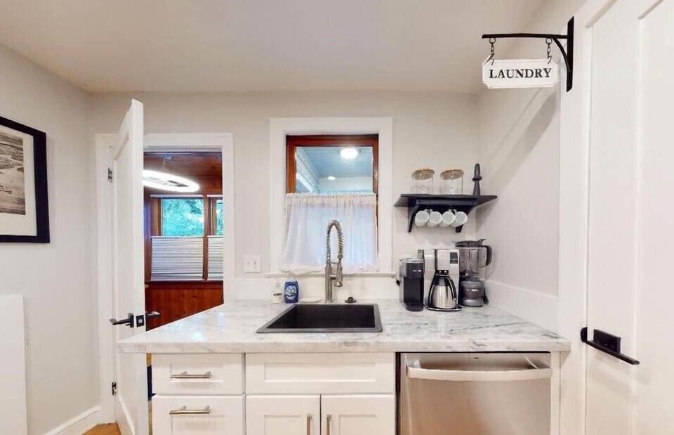 Coffer Center with Juicer/Blender