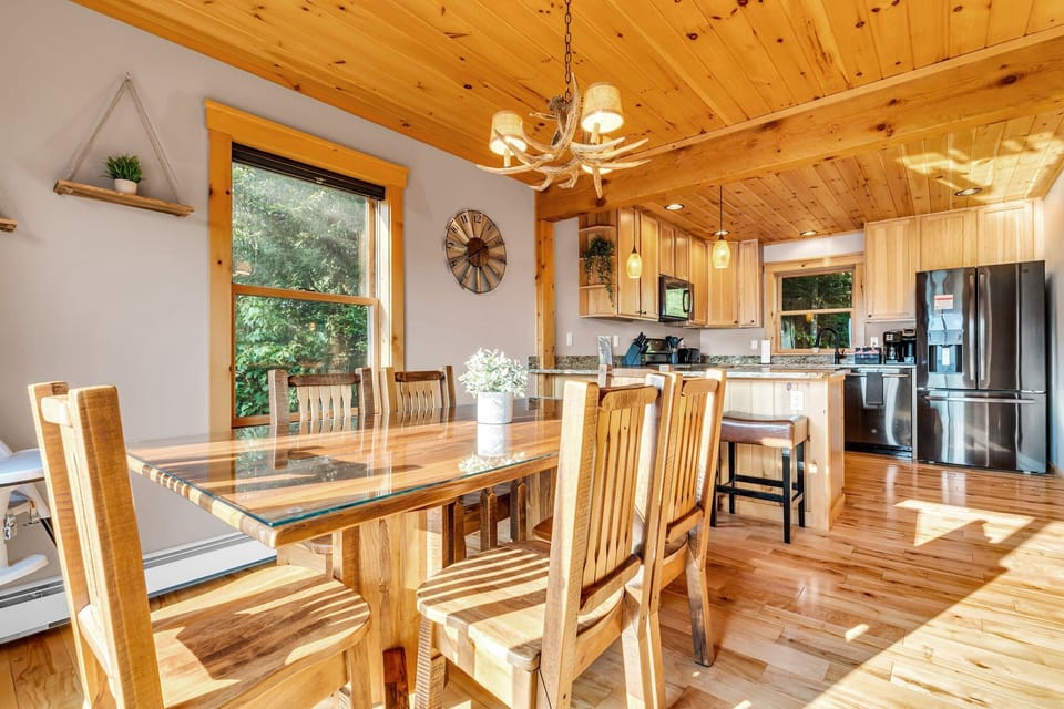 The dining area seats 6 at the table and 4 at the kitchen island with views 