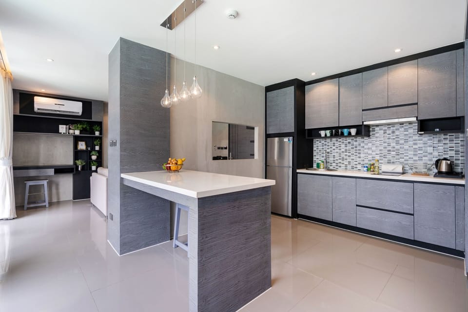 Deluxe Condo | Private kitchen | Electric kettle
