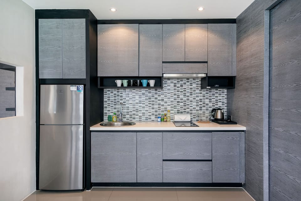 Deluxe Condo | Private kitchen | Electric kettle