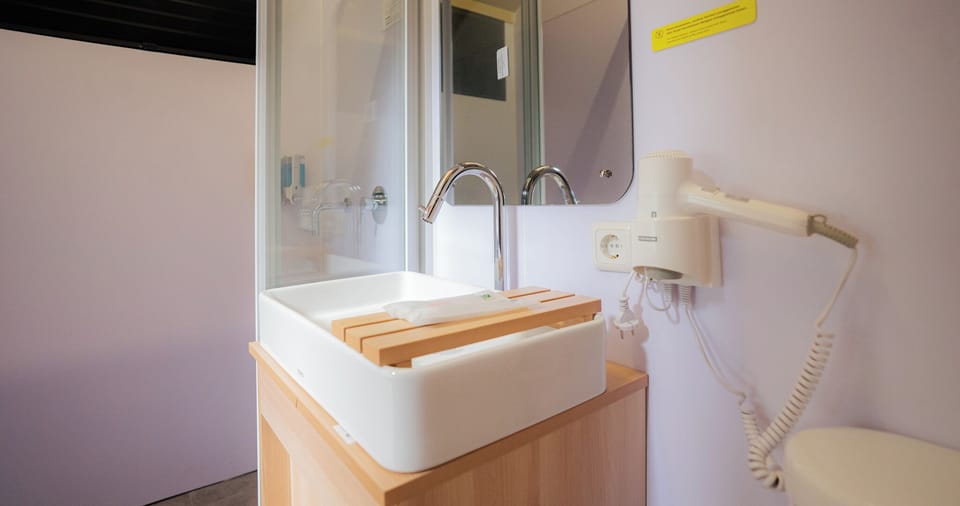 Executive Cabin | Bathroom | Hair dryer, towels, soap, shampoo