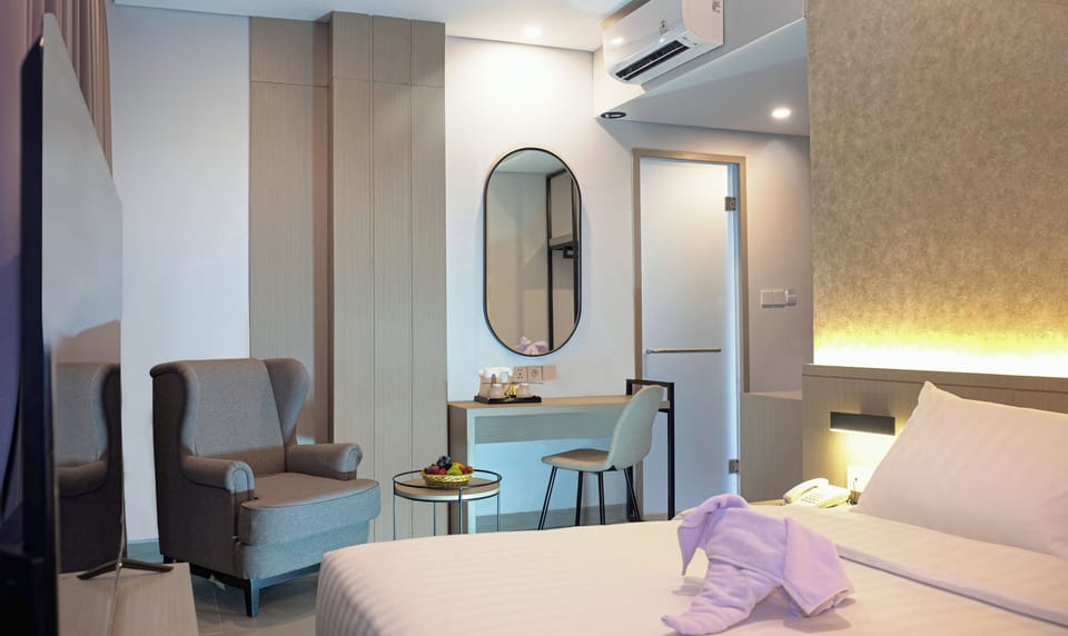 Suite | In-room safe, soundproofing, iron/ironing board, free WiFi