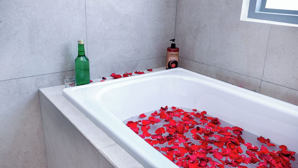 Suite | Deep soaking bathtub