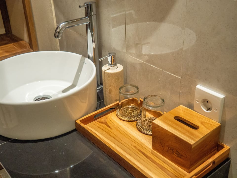 Shower, rainfall showerhead, free toiletries, hair dryer