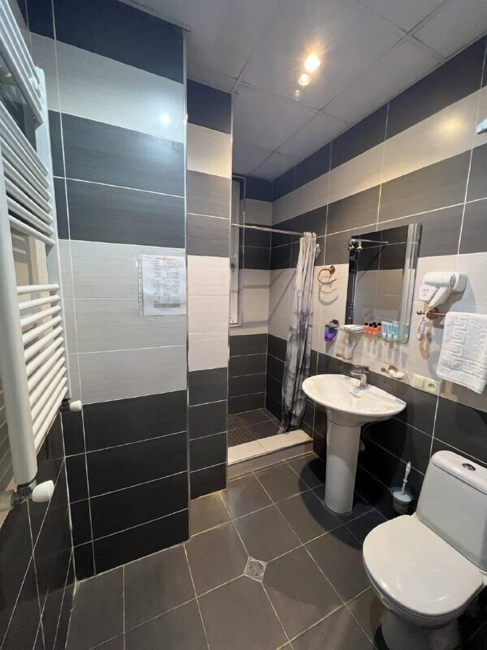 Family Room | Bathroom | Free toiletries, hair dryer, bathrobes, slippers