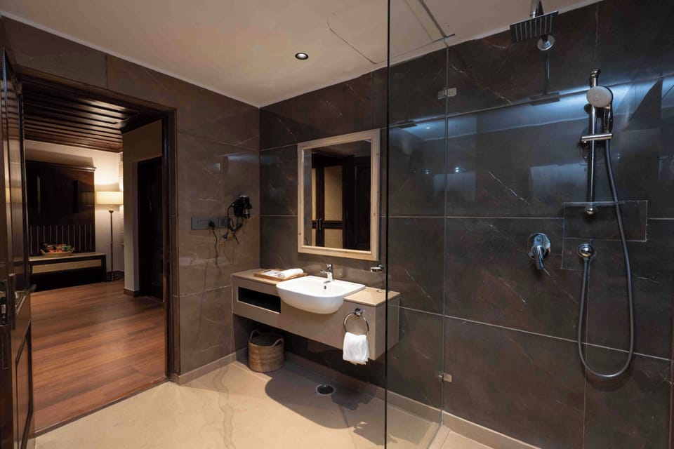 Deluxe Suite | Bathroom | Free toiletries, hair dryer, bathrobes, towels