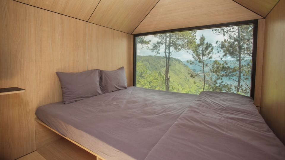 Deluxe Cabin, 1 King Bed | Desk, WiFi (free), bed sheets